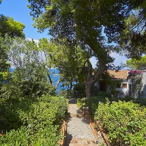 Majus Villa